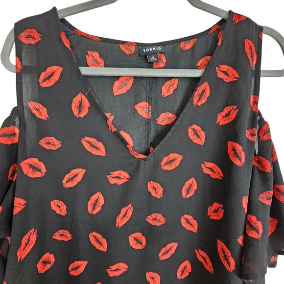 Torrid Top V Neck Blouse Womens 2X Black Red Lip Print Cold Shoulder Blouse - Picture 3 of 10